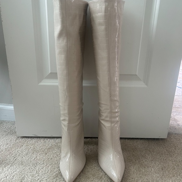 Lulus Cream Croc-Embossed Pointed-Toe Knee High Boots Size 8, never worn - Picture 2 of 7